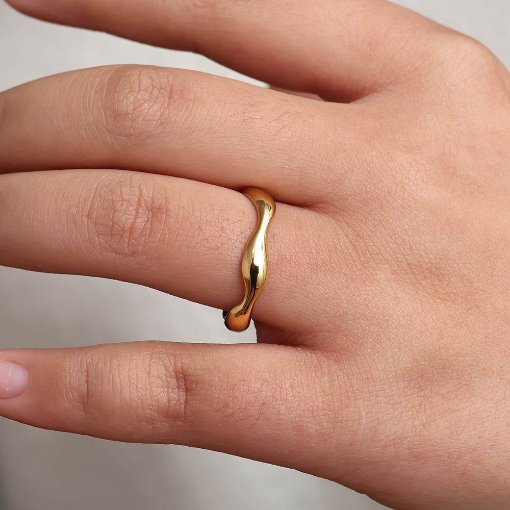 Wavy ring